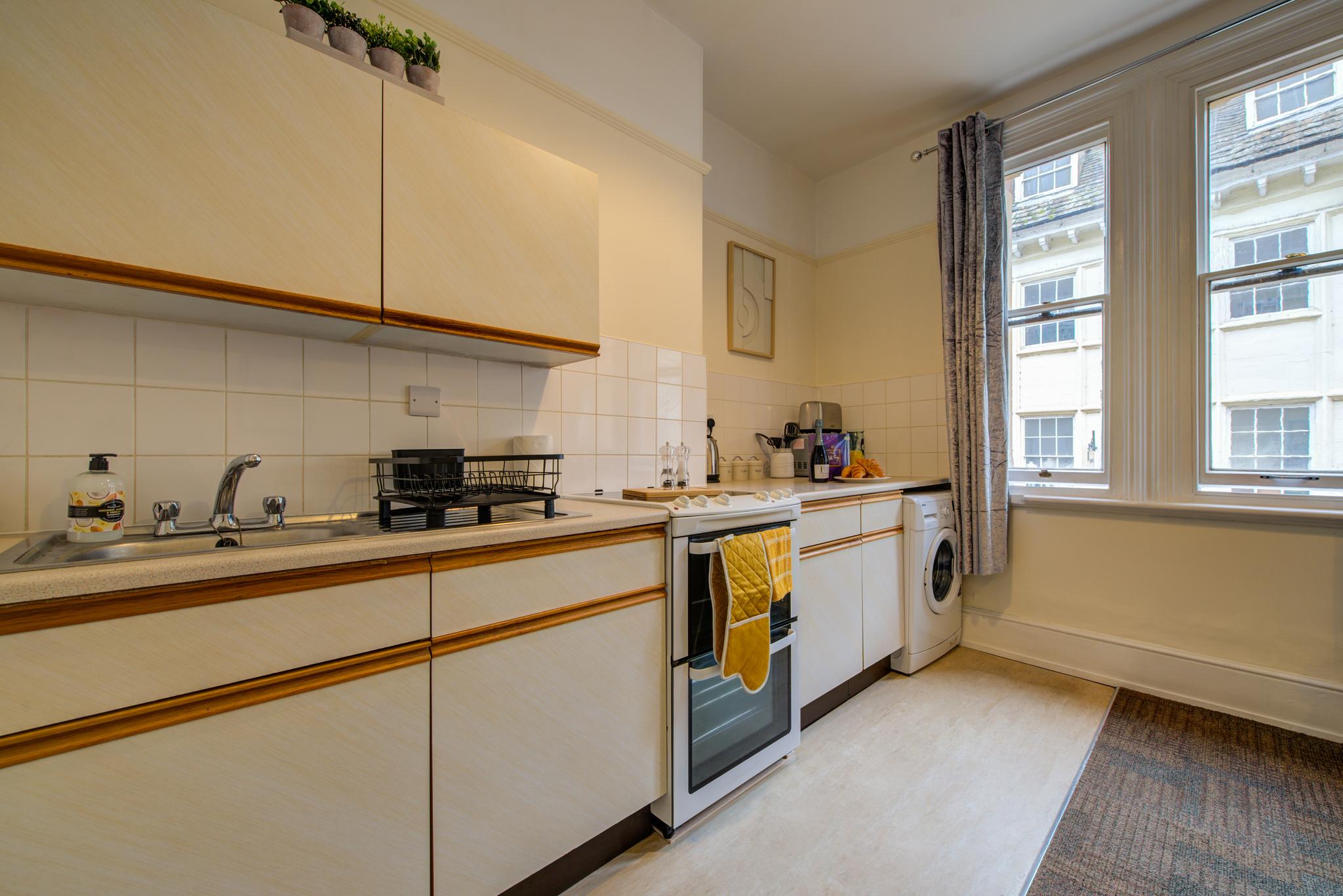 Studio Contractor Friendly Apartment3